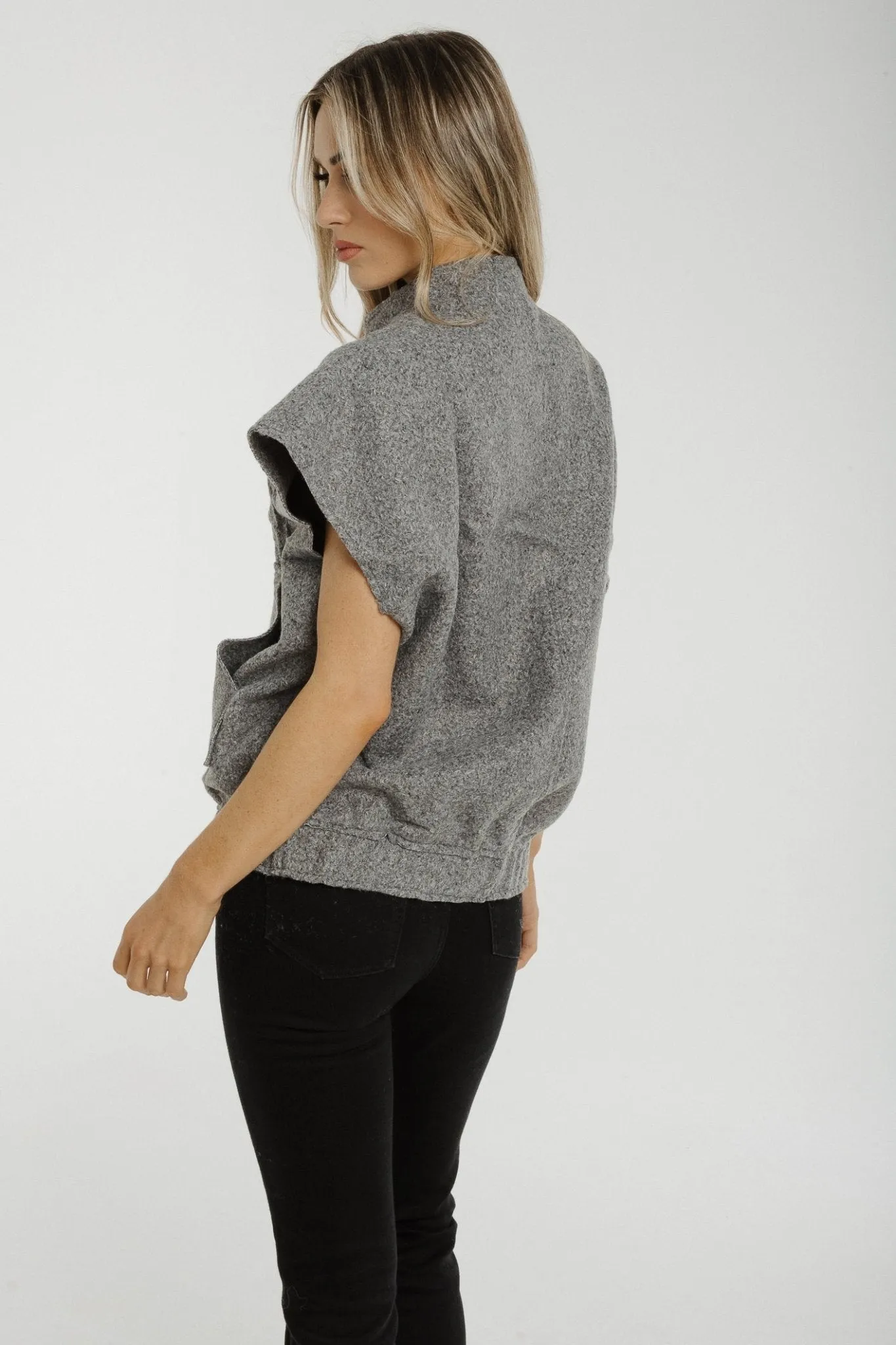 Aveen Sleeveless Jacket In Grey